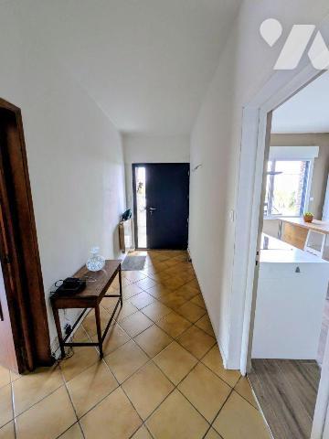 Nombreuses possibilités, pour famille ou investisseur. Ce solide pavillon dispose au rez-de-cha...