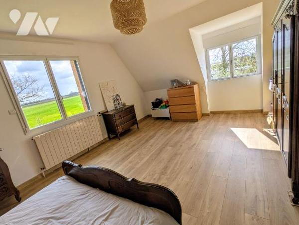 Nombreuses possibilités, pour famille ou investisseur. Ce solide pavillon dispose au rez-de-cha...