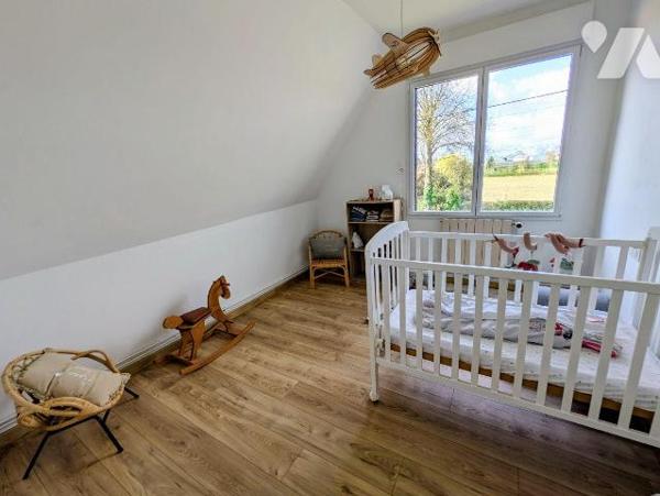 Nombreuses possibilités, pour famille ou investisseur. Ce solide pavillon dispose au rez-de-cha...