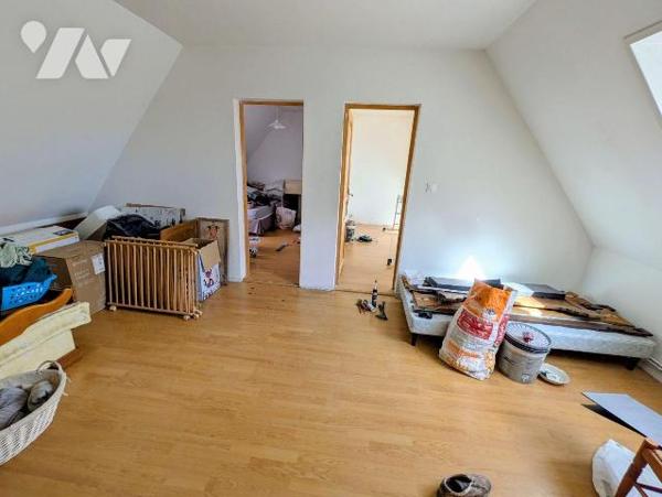 Nombreuses possibilités, pour famille ou investisseur. Ce solide pavillon dispose au rez-de-cha...