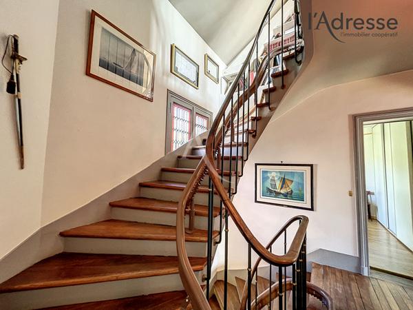 Suresnes (Mont Valérien) - Duplex de 140m² - Place de stationnement et Box fermé - Terrasse 7m²