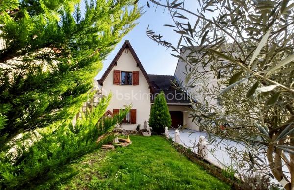 MAISON DE 189 m² AU SOL ET 117 m² HABITABLES – 6 PIÈCES 

Achat maison Ormesson-sur-Marne – Beaux volumes de 189 m² utiles – Quartier pavillonnaire calme – Proche Pince-Vent et Écoles.

Vous recherchez une maison familiale lumineuse, offrant de superbes volumes et sans travaux majeurs dans un secteur recherché du Val-de-Marne ?

Découvrez cette charmante maison individuelle offrant 117 m² habitables pour 189 m² de surface au sol totale, édifiée sur une parcelle de 346 m². 

Elle propose le cadre de vie idéal pour votre famille, alliant confort, grands espaces de stockage et proximité immédiate des commodités avec les écoles et les commerces accessibles à pied. 

Cette maison se distingue par son emplacement numéro un à seulement cinq minutes à pied du Centre Commercial Pince-Vent et des arrêts de bus. 

Ses volumes généreux de 189 m² au sol offrent un maximum de confort au quotidien, complétés par une superbe entrée cathédrale qui apporte un cachet unique dès l'arrivée. 

De plus, elle dispose d'une excellente performance énergétique avec un DPE classé D et des fenêtres neuves sous garantie. 

Au rez-de-chaussée, dès l'entrée, vous serez séduits par la magnifique entrée cathédrale. 
Elle dessert un double séjour traversant avec espace salle à manger, sublimé par une cheminée idéale pour vos moments en famille. 
Ce niveau propose également une cuisine aménagée et équipée, une salle d’eau avec WC, ainsi qu’un espace bureau parfaitement adapté pour le télétravail ou une salle de jeux pour les enfants. 

À l'étage dédié à l'espace nuit, un palier dessert trois chambres confortables, une salle de bains et un WC indépendant. 
Le vrai plus réside dans une grande mezzanine avec dressing. 
Cet espace particulièrement accueillant est entièrement modulable selon vos envies pour y installer un coin lecture, une salle de télévision ou un dressing XXL, augmentant ainsi considérablement la surface utile de la maison. 

Côté extérieurs et dépendances, le terrain de 346 m² abrite un jardin arboré sans vis-à-vis direct, parfait pour les beaux jours avec son espace grillades. 
Les vrais atouts qui déclencheront le coup de cœur incluent une dépendance extérieure. 
Cette pièce indépendante et isolée est idéale pour une activité professionnelle, une profession libérale, un atelier d'artiste, un studio d'adolescent ou un bureau indépendant en retrait de l'habitation principale. 

Un garage fermé, une buanderie fonctionnelle et un abri de jardin complètent les prestations de stationnement et de stockage. 

Concernant la technique et l'environnement, les rénovations sont récentes puisque les fenêtres ont été entièrement changées en 2022 avec une garantie de 40 ans, et la toiture des dépendances a été refaite en 2023, ce qui signifie qu'aucun gros budget n'est à prévoir. 

La vie quotidienne se déroule dans un quartier résidentiel très recherché pour son calme et sa sécurité, avec les écoles et les crèches à proximité pour une vie de famille sereine. 

Contactez-moi dès aujourd'hui pour organiser une visite et découvrir tout le potentiel de ce bien !