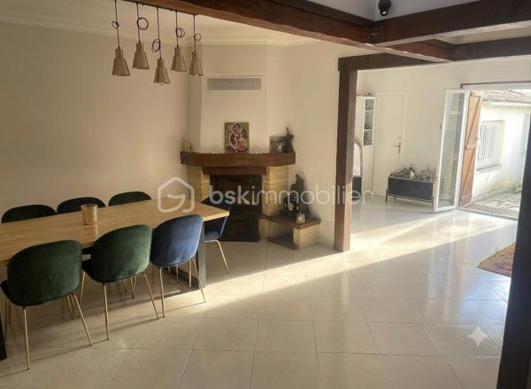 MAISON DE 189 m² AU SOL ET 117 m² HABITABLES – 6 PIÈCES 

Achat maison Ormesson-sur-Marne – Beaux volumes de 189 m² utiles – Quartier pavillonnaire calme – Proche Pince-Vent et Écoles.

Vous recherchez une maison familiale lumineuse, offrant de superbes volumes et sans travaux majeurs dans un secteur recherché du Val-de-Marne ?

Découvrez cette charmante maison individuelle offrant 117 m² habitables pour 189 m² de surface au sol totale, édifiée sur une parcelle de 346 m². 

Elle propose le cadre de vie idéal pour votre famille, alliant confort, grands espaces de stockage et proximité immédiate des commodités avec les écoles et les commerces accessibles à pied. 

Cette maison se distingue par son emplacement numéro un à seulement cinq minutes à pied du Centre Commercial Pince-Vent et des arrêts de bus. 

Ses volumes généreux de 189 m² au sol offrent un maximum de confort au quotidien, complétés par une superbe entrée cathédrale qui apporte un cachet unique dès l'arrivée. 

De plus, elle dispose d'une excellente performance énergétique avec un DPE classé D et des fenêtres neuves sous garantie. 

Au rez-de-chaussée, dès l'entrée, vous serez séduits par la magnifique entrée cathédrale. 
Elle dessert un double séjour traversant avec espace salle à manger, sublimé par une cheminée idéale pour vos moments en famille. 
Ce niveau propose également une cuisine aménagée et équipée, une salle d’eau avec WC, ainsi qu’un espace bureau parfaitement adapté pour le télétravail ou une salle de jeux pour les enfants. 

À l'étage dédié à l'espace nuit, un palier dessert trois chambres confortables, une salle de bains et un WC indépendant. 
Le vrai plus réside dans une grande mezzanine avec dressing. 
Cet espace particulièrement accueillant est entièrement modulable selon vos envies pour y installer un coin lecture, une salle de télévision ou un dressing XXL, augmentant ainsi considérablement la surface utile de la maison. 

Côté extérieurs et dépendances, le terrain de 346 m² abrite un jardin arboré sans vis-à-vis direct, parfait pour les beaux jours avec son espace grillades. 
Les vrais atouts qui déclencheront le coup de cœur incluent une dépendance extérieure. 
Cette pièce indépendante et isolée est idéale pour une activité professionnelle, une profession libérale, un atelier d'artiste, un studio d'adolescent ou un bureau indépendant en retrait de l'habitation principale. 

Un garage fermé, une buanderie fonctionnelle et un abri de jardin complètent les prestations de stationnement et de stockage. 

Concernant la technique et l'environnement, les rénovations sont récentes puisque les fenêtres ont été entièrement changées en 2022 avec une garantie de 40 ans, et la toiture des dépendances a été refaite en 2023, ce qui signifie qu'aucun gros budget n'est à prévoir. 

La vie quotidienne se déroule dans un quartier résidentiel très recherché pour son calme et sa sécurité, avec les écoles et les crèches à proximité pour une vie de famille sereine. 

Contactez-moi dès aujourd'hui pour organiser une visite et découvrir tout le potentiel de ce bien !