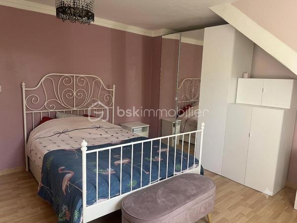 MAISON DE 189 m² AU SOL ET 117 m² HABITABLES – 6 PIÈCES 

Achat maison Ormesson-sur-Marne – Beaux volumes de 189 m² utiles – Quartier pavillonnaire calme – Proche Pince-Vent et Écoles.

Vous recherchez une maison familiale lumineuse, offrant de superbes volumes et sans travaux majeurs dans un secteur recherché du Val-de-Marne ?

Découvrez cette charmante maison individuelle offrant 117 m² habitables pour 189 m² de surface au sol totale, édifiée sur une parcelle de 346 m². 

Elle propose le cadre de vie idéal pour votre famille, alliant confort, grands espaces de stockage et proximité immédiate des commodités avec les écoles et les commerces accessibles à pied. 

Cette maison se distingue par son emplacement numéro un à seulement cinq minutes à pied du Centre Commercial Pince-Vent et des arrêts de bus. 

Ses volumes généreux de 189 m² au sol offrent un maximum de confort au quotidien, complétés par une superbe entrée cathédrale qui apporte un cachet unique dès l'arrivée. 

De plus, elle dispose d'une excellente performance énergétique avec un DPE classé D et des fenêtres neuves sous garantie. 

Au rez-de-chaussée, dès l'entrée, vous serez séduits par la magnifique entrée cathédrale. 
Elle dessert un double séjour traversant avec espace salle à manger, sublimé par une cheminée idéale pour vos moments en famille. 
Ce niveau propose également une cuisine aménagée et équipée, une salle d’eau avec WC, ainsi qu’un espace bureau parfaitement adapté pour le télétravail ou une salle de jeux pour les enfants. 

À l'étage dédié à l'espace nuit, un palier dessert trois chambres confortables, une salle de bains et un WC indépendant. 
Le vrai plus réside dans une grande mezzanine avec dressing. 
Cet espace particulièrement accueillant est entièrement modulable selon vos envies pour y installer un coin lecture, une salle de télévision ou un dressing XXL, augmentant ainsi considérablement la surface utile de la maison. 

Côté extérieurs et dépendances, le terrain de 346 m² abrite un jardin arboré sans vis-à-vis direct, parfait pour les beaux jours avec son espace grillades. 
Les vrais atouts qui déclencheront le coup de cœur incluent une dépendance extérieure. 
Cette pièce indépendante et isolée est idéale pour une activité professionnelle, une profession libérale, un atelier d'artiste, un studio d'adolescent ou un bureau indépendant en retrait de l'habitation principale. 

Un garage fermé, une buanderie fonctionnelle et un abri de jardin complètent les prestations de stationnement et de stockage. 

Concernant la technique et l'environnement, les rénovations sont récentes puisque les fenêtres ont été entièrement changées en 2022 avec une garantie de 40 ans, et la toiture des dépendances a été refaite en 2023, ce qui signifie qu'aucun gros budget n'est à prévoir. 

La vie quotidienne se déroule dans un quartier résidentiel très recherché pour son calme et sa sécurité, avec les écoles et les crèches à proximité pour une vie de famille sereine. 

Contactez-moi dès aujourd'hui pour organiser une visite et découvrir tout le potentiel de ce bien !