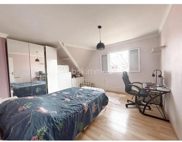 MAISON DE 189 m² AU SOL ET 117 m² HABITABLES – 6 PIÈCES 

Achat maison Ormesson-sur-Marne – Beaux volumes de 189 m² utiles – Quartier pavillonnaire calme – Proche Pince-Vent et Écoles.

Vous recherchez une maison familiale lumineuse, offrant de superbes volumes et sans travaux majeurs dans un secteur recherché du Val-de-Marne ?

Découvrez cette charmante maison individuelle offrant 117 m² habitables pour 189 m² de surface au sol totale, édifiée sur une parcelle de 346 m². 

Elle propose le cadre de vie idéal pour votre famille, alliant confort, grands espaces de stockage et proximité immédiate des commodités avec les écoles et les commerces accessibles à pied. 

Cette maison se distingue par son emplacement numéro un à seulement cinq minutes à pied du Centre Commercial Pince-Vent et des arrêts de bus. 

Ses volumes généreux de 189 m² au sol offrent un maximum de confort au quotidien, complétés par une superbe entrée cathédrale qui apporte un cachet unique dès l'arrivée. 

De plus, elle dispose d'une excellente performance énergétique avec un DPE classé D et des fenêtres neuves sous garantie. 

Au rez-de-chaussée, dès l'entrée, vous serez séduits par la magnifique entrée cathédrale. 
Elle dessert un double séjour traversant avec espace salle à manger, sublimé par une cheminée idéale pour vos moments en famille. 
Ce niveau propose également une cuisine aménagée et équipée, une salle d’eau avec WC, ainsi qu’un espace bureau parfaitement adapté pour le télétravail ou une salle de jeux pour les enfants. 

À l'étage dédié à l'espace nuit, un palier dessert trois chambres confortables, une salle de bains et un WC indépendant. 
Le vrai plus réside dans une grande mezzanine avec dressing. 
Cet espace particulièrement accueillant est entièrement modulable selon vos envies pour y installer un coin lecture, une salle de télévision ou un dressing XXL, augmentant ainsi considérablement la surface utile de la maison. 

Côté extérieurs et dépendances, le terrain de 346 m² abrite un jardin arboré sans vis-à-vis direct, parfait pour les beaux jours avec son espace grillades. 
Les vrais atouts qui déclencheront le coup de cœur incluent une dépendance extérieure. 
Cette pièce indépendante et isolée est idéale pour une activité professionnelle, une profession libérale, un atelier d'artiste, un studio d'adolescent ou un bureau indépendant en retrait de l'habitation principale. 

Un garage fermé, une buanderie fonctionnelle et un abri de jardin complètent les prestations de stationnement et de stockage. 

Concernant la technique et l'environnement, les rénovations sont récentes puisque les fenêtres ont été entièrement changées en 2022 avec une garantie de 40 ans, et la toiture des dépendances a été refaite en 2023, ce qui signifie qu'aucun gros budget n'est à prévoir. 

La vie quotidienne se déroule dans un quartier résidentiel très recherché pour son calme et sa sécurité, avec les écoles et les crèches à proximité pour une vie de famille sereine. 

Contactez-moi dès aujourd'hui pour organiser une visite et découvrir tout le potentiel de ce bien !