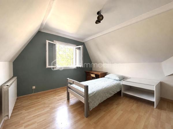 MAISON DE 189 m² AU SOL ET 117 m² HABITABLES – 6 PIÈCES 

Achat maison Ormesson-sur-Marne – Beaux volumes de 189 m² utiles – Quartier pavillonnaire calme – Proche Pince-Vent et Écoles.

Vous recherchez une maison familiale lumineuse, offrant de superbes volumes et sans travaux majeurs dans un secteur recherché du Val-de-Marne ?

Découvrez cette charmante maison individuelle offrant 117 m² habitables pour 189 m² de surface au sol totale, édifiée sur une parcelle de 346 m². 

Elle propose le cadre de vie idéal pour votre famille, alliant confort, grands espaces de stockage et proximité immédiate des commodités avec les écoles et les commerces accessibles à pied. 

Cette maison se distingue par son emplacement numéro un à seulement cinq minutes à pied du Centre Commercial Pince-Vent et des arrêts de bus. 

Ses volumes généreux de 189 m² au sol offrent un maximum de confort au quotidien, complétés par une superbe entrée cathédrale qui apporte un cachet unique dès l'arrivée. 

De plus, elle dispose d'une excellente performance énergétique avec un DPE classé D et des fenêtres neuves sous garantie. 

Au rez-de-chaussée, dès l'entrée, vous serez séduits par la magnifique entrée cathédrale. 
Elle dessert un double séjour traversant avec espace salle à manger, sublimé par une cheminée idéale pour vos moments en famille. 
Ce niveau propose également une cuisine aménagée et équipée, une salle d’eau avec WC, ainsi qu’un espace bureau parfaitement adapté pour le télétravail ou une salle de jeux pour les enfants. 

À l'étage dédié à l'espace nuit, un palier dessert trois chambres confortables, une salle de bains et un WC indépendant. 
Le vrai plus réside dans une grande mezzanine avec dressing. 
Cet espace particulièrement accueillant est entièrement modulable selon vos envies pour y installer un coin lecture, une salle de télévision ou un dressing XXL, augmentant ainsi considérablement la surface utile de la maison. 

Côté extérieurs et dépendances, le terrain de 346 m² abrite un jardin arboré sans vis-à-vis direct, parfait pour les beaux jours avec son espace grillades. 
Les vrais atouts qui déclencheront le coup de cœur incluent une dépendance extérieure. 
Cette pièce indépendante et isolée est idéale pour une activité professionnelle, une profession libérale, un atelier d'artiste, un studio d'adolescent ou un bureau indépendant en retrait de l'habitation principale. 

Un garage fermé, une buanderie fonctionnelle et un abri de jardin complètent les prestations de stationnement et de stockage. 

Concernant la technique et l'environnement, les rénovations sont récentes puisque les fenêtres ont été entièrement changées en 2022 avec une garantie de 40 ans, et la toiture des dépendances a été refaite en 2023, ce qui signifie qu'aucun gros budget n'est à prévoir. 

La vie quotidienne se déroule dans un quartier résidentiel très recherché pour son calme et sa sécurité, avec les écoles et les crèches à proximité pour une vie de famille sereine. 

Contactez-moi dès aujourd'hui pour organiser une visite et découvrir tout le potentiel de ce bien !
