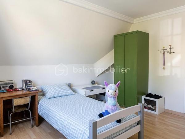 MAISON DE 189 m² AU SOL ET 117 m² HABITABLES – 6 PIÈCES 

Achat maison Ormesson-sur-Marne – Beaux volumes de 189 m² utiles – Quartier pavillonnaire calme – Proche Pince-Vent et Écoles.

Vous recherchez une maison familiale lumineuse, offrant de superbes volumes et sans travaux majeurs dans un secteur recherché du Val-de-Marne ?

Découvrez cette charmante maison individuelle offrant 117 m² habitables pour 189 m² de surface au sol totale, édifiée sur une parcelle de 346 m². 

Elle propose le cadre de vie idéal pour votre famille, alliant confort, grands espaces de stockage et proximité immédiate des commodités avec les écoles et les commerces accessibles à pied. 

Cette maison se distingue par son emplacement numéro un à seulement cinq minutes à pied du Centre Commercial Pince-Vent et des arrêts de bus. 

Ses volumes généreux de 189 m² au sol offrent un maximum de confort au quotidien, complétés par une superbe entrée cathédrale qui apporte un cachet unique dès l'arrivée. 

De plus, elle dispose d'une excellente performance énergétique avec un DPE classé D et des fenêtres neuves sous garantie. 

Au rez-de-chaussée, dès l'entrée, vous serez séduits par la magnifique entrée cathédrale. 
Elle dessert un double séjour traversant avec espace salle à manger, sublimé par une cheminée idéale pour vos moments en famille. 
Ce niveau propose également une cuisine aménagée et équipée, une salle d’eau avec WC, ainsi qu’un espace bureau parfaitement adapté pour le télétravail ou une salle de jeux pour les enfants. 

À l'étage dédié à l'espace nuit, un palier dessert trois chambres confortables, une salle de bains et un WC indépendant. 
Le vrai plus réside dans une grande mezzanine avec dressing. 
Cet espace particulièrement accueillant est entièrement modulable selon vos envies pour y installer un coin lecture, une salle de télévision ou un dressing XXL, augmentant ainsi considérablement la surface utile de la maison. 

Côté extérieurs et dépendances, le terrain de 346 m² abrite un jardin arboré sans vis-à-vis direct, parfait pour les beaux jours avec son espace grillades. 
Les vrais atouts qui déclencheront le coup de cœur incluent une dépendance extérieure. 
Cette pièce indépendante et isolée est idéale pour une activité professionnelle, une profession libérale, un atelier d'artiste, un studio d'adolescent ou un bureau indépendant en retrait de l'habitation principale. 

Un garage fermé, une buanderie fonctionnelle et un abri de jardin complètent les prestations de stationnement et de stockage. 

Concernant la technique et l'environnement, les rénovations sont récentes puisque les fenêtres ont été entièrement changées en 2022 avec une garantie de 40 ans, et la toiture des dépendances a été refaite en 2023, ce qui signifie qu'aucun gros budget n'est à prévoir. 

La vie quotidienne se déroule dans un quartier résidentiel très recherché pour son calme et sa sécurité, avec les écoles et les crèches à proximité pour une vie de famille sereine. 

Contactez-moi dès aujourd'hui pour organiser une visite et découvrir tout le potentiel de ce bien !