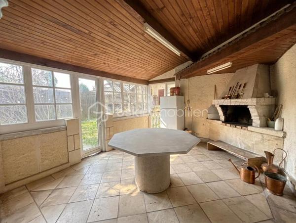 MAISON DE 189 m² AU SOL ET 117 m² HABITABLES – 6 PIÈCES 

Achat maison Ormesson-sur-Marne – Beaux volumes de 189 m² utiles – Quartier pavillonnaire calme – Proche Pince-Vent et Écoles.

Vous recherchez une maison familiale lumineuse, offrant de superbes volumes et sans travaux majeurs dans un secteur recherché du Val-de-Marne ?

Découvrez cette charmante maison individuelle offrant 117 m² habitables pour 189 m² de surface au sol totale, édifiée sur une parcelle de 346 m². 

Elle propose le cadre de vie idéal pour votre famille, alliant confort, grands espaces de stockage et proximité immédiate des commodités avec les écoles et les commerces accessibles à pied. 

Cette maison se distingue par son emplacement numéro un à seulement cinq minutes à pied du Centre Commercial Pince-Vent et des arrêts de bus. 

Ses volumes généreux de 189 m² au sol offrent un maximum de confort au quotidien, complétés par une superbe entrée cathédrale qui apporte un cachet unique dès l'arrivée. 

De plus, elle dispose d'une excellente performance énergétique avec un DPE classé D et des fenêtres neuves sous garantie. 

Au rez-de-chaussée, dès l'entrée, vous serez séduits par la magnifique entrée cathédrale. 
Elle dessert un double séjour traversant avec espace salle à manger, sublimé par une cheminée idéale pour vos moments en famille. 
Ce niveau propose également une cuisine aménagée et équipée, une salle d’eau avec WC, ainsi qu’un espace bureau parfaitement adapté pour le télétravail ou une salle de jeux pour les enfants. 

À l'étage dédié à l'espace nuit, un palier dessert trois chambres confortables, une salle de bains et un WC indépendant. 
Le vrai plus réside dans une grande mezzanine avec dressing. 
Cet espace particulièrement accueillant est entièrement modulable selon vos envies pour y installer un coin lecture, une salle de télévision ou un dressing XXL, augmentant ainsi considérablement la surface utile de la maison. 

Côté extérieurs et dépendances, le terrain de 346 m² abrite un jardin arboré sans vis-à-vis direct, parfait pour les beaux jours avec son espace grillades. 
Les vrais atouts qui déclencheront le coup de cœur incluent une dépendance extérieure. 
Cette pièce indépendante et isolée est idéale pour une activité professionnelle, une profession libérale, un atelier d'artiste, un studio d'adolescent ou un bureau indépendant en retrait de l'habitation principale. 

Un garage fermé, une buanderie fonctionnelle et un abri de jardin complètent les prestations de stationnement et de stockage. 

Concernant la technique et l'environnement, les rénovations sont récentes puisque les fenêtres ont été entièrement changées en 2022 avec une garantie de 40 ans, et la toiture des dépendances a été refaite en 2023, ce qui signifie qu'aucun gros budget n'est à prévoir. 

La vie quotidienne se déroule dans un quartier résidentiel très recherché pour son calme et sa sécurité, avec les écoles et les crèches à proximité pour une vie de famille sereine. 

Contactez-moi dès aujourd'hui pour organiser une visite et découvrir tout le potentiel de ce bien !