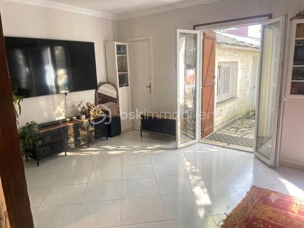 MAISON DE 189 m² AU SOL ET 117 m² HABITABLES – 6 PIÈCES 

Achat maison Ormesson-sur-Marne – Beaux volumes de 189 m² utiles – Quartier pavillonnaire calme – Proche Pince-Vent et Écoles.

Vous recherchez une maison familiale lumineuse, offrant de superbes volumes et sans travaux majeurs dans un secteur recherché du Val-de-Marne ?

Découvrez cette charmante maison individuelle offrant 117 m² habitables pour 189 m² de surface au sol totale, édifiée sur une parcelle de 346 m². 

Elle propose le cadre de vie idéal pour votre famille, alliant confort, grands espaces de stockage et proximité immédiate des commodités avec les écoles et les commerces accessibles à pied. 

Cette maison se distingue par son emplacement numéro un à seulement cinq minutes à pied du Centre Commercial Pince-Vent et des arrêts de bus. 

Ses volumes généreux de 189 m² au sol offrent un maximum de confort au quotidien, complétés par une superbe entrée cathédrale qui apporte un cachet unique dès l'arrivée. 

De plus, elle dispose d'une excellente performance énergétique avec un DPE classé D et des fenêtres neuves sous garantie. 

Au rez-de-chaussée, dès l'entrée, vous serez séduits par la magnifique entrée cathédrale. 
Elle dessert un double séjour traversant avec espace salle à manger, sublimé par une cheminée idéale pour vos moments en famille. 
Ce niveau propose également une cuisine aménagée et équipée, une salle d’eau avec WC, ainsi qu’un espace bureau parfaitement adapté pour le télétravail ou une salle de jeux pour les enfants. 

À l'étage dédié à l'espace nuit, un palier dessert trois chambres confortables, une salle de bains et un WC indépendant. 
Le vrai plus réside dans une grande mezzanine avec dressing. 
Cet espace particulièrement accueillant est entièrement modulable selon vos envies pour y installer un coin lecture, une salle de télévision ou un dressing XXL, augmentant ainsi considérablement la surface utile de la maison. 

Côté extérieurs et dépendances, le terrain de 346 m² abrite un jardin arboré sans vis-à-vis direct, parfait pour les beaux jours avec son espace grillades. 
Les vrais atouts qui déclencheront le coup de cœur incluent une dépendance extérieure. 
Cette pièce indépendante et isolée est idéale pour une activité professionnelle, une profession libérale, un atelier d'artiste, un studio d'adolescent ou un bureau indépendant en retrait de l'habitation principale. 

Un garage fermé, une buanderie fonctionnelle et un abri de jardin complètent les prestations de stationnement et de stockage. 

Concernant la technique et l'environnement, les rénovations sont récentes puisque les fenêtres ont été entièrement changées en 2022 avec une garantie de 40 ans, et la toiture des dépendances a été refaite en 2023, ce qui signifie qu'aucun gros budget n'est à prévoir. 

La vie quotidienne se déroule dans un quartier résidentiel très recherché pour son calme et sa sécurité, avec les écoles et les crèches à proximité pour une vie de famille sereine. 

Contactez-moi dès aujourd'hui pour organiser une visite et découvrir tout le potentiel de ce bien !