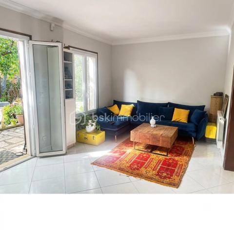 MAISON DE 189 m² AU SOL ET 117 m² HABITABLES – 6 PIÈCES 

Achat maison Ormesson-sur-Marne – Beaux volumes de 189 m² utiles – Quartier pavillonnaire calme – Proche Pince-Vent et Écoles.

Vous recherchez une maison familiale lumineuse, offrant de superbes volumes et sans travaux majeurs dans un secteur recherché du Val-de-Marne ?

Découvrez cette charmante maison individuelle offrant 117 m² habitables pour 189 m² de surface au sol totale, édifiée sur une parcelle de 346 m². 

Elle propose le cadre de vie idéal pour votre famille, alliant confort, grands espaces de stockage et proximité immédiate des commodités avec les écoles et les commerces accessibles à pied. 

Cette maison se distingue par son emplacement numéro un à seulement cinq minutes à pied du Centre Commercial Pince-Vent et des arrêts de bus. 

Ses volumes généreux de 189 m² au sol offrent un maximum de confort au quotidien, complétés par une superbe entrée cathédrale qui apporte un cachet unique dès l'arrivée. 

De plus, elle dispose d'une excellente performance énergétique avec un DPE classé D et des fenêtres neuves sous garantie. 

Au rez-de-chaussée, dès l'entrée, vous serez séduits par la magnifique entrée cathédrale. 
Elle dessert un double séjour traversant avec espace salle à manger, sublimé par une cheminée idéale pour vos moments en famille. 
Ce niveau propose également une cuisine aménagée et équipée, une salle d’eau avec WC, ainsi qu’un espace bureau parfaitement adapté pour le télétravail ou une salle de jeux pour les enfants. 

À l'étage dédié à l'espace nuit, un palier dessert trois chambres confortables, une salle de bains et un WC indépendant. 
Le vrai plus réside dans une grande mezzanine avec dressing. 
Cet espace particulièrement accueillant est entièrement modulable selon vos envies pour y installer un coin lecture, une salle de télévision ou un dressing XXL, augmentant ainsi considérablement la surface utile de la maison. 

Côté extérieurs et dépendances, le terrain de 346 m² abrite un jardin arboré sans vis-à-vis direct, parfait pour les beaux jours avec son espace grillades. 
Les vrais atouts qui déclencheront le coup de cœur incluent une dépendance extérieure. 
Cette pièce indépendante et isolée est idéale pour une activité professionnelle, une profession libérale, un atelier d'artiste, un studio d'adolescent ou un bureau indépendant en retrait de l'habitation principale. 

Un garage fermé, une buanderie fonctionnelle et un abri de jardin complètent les prestations de stationnement et de stockage. 

Concernant la technique et l'environnement, les rénovations sont récentes puisque les fenêtres ont été entièrement changées en 2022 avec une garantie de 40 ans, et la toiture des dépendances a été refaite en 2023, ce qui signifie qu'aucun gros budget n'est à prévoir. 

La vie quotidienne se déroule dans un quartier résidentiel très recherché pour son calme et sa sécurité, avec les écoles et les crèches à proximité pour une vie de famille sereine. 

Contactez-moi dès aujourd'hui pour organiser une visite et découvrir tout le potentiel de ce bien !