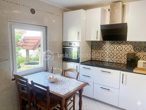 MAISON DE 189 m² AU SOL ET 117 m² HABITABLES – 6 PIÈCES 

Achat maison Ormesson-sur-Marne – Beaux volumes de 189 m² utiles – Quartier pavillonnaire calme – Proche Pince-Vent et Écoles.

Vous recherchez une maison familiale lumineuse, offrant de superbes volumes et sans travaux majeurs dans un secteur recherché du Val-de-Marne ?

Découvrez cette charmante maison individuelle offrant 117 m² habitables pour 189 m² de surface au sol totale, édifiée sur une parcelle de 346 m². 

Elle propose le cadre de vie idéal pour votre famille, alliant confort, grands espaces de stockage et proximité immédiate des commodités avec les écoles et les commerces accessibles à pied. 

Cette maison se distingue par son emplacement numéro un à seulement cinq minutes à pied du Centre Commercial Pince-Vent et des arrêts de bus. 

Ses volumes généreux de 189 m² au sol offrent un maximum de confort au quotidien, complétés par une superbe entrée cathédrale qui apporte un cachet unique dès l'arrivée. 

De plus, elle dispose d'une excellente performance énergétique avec un DPE classé D et des fenêtres neuves sous garantie. 

Au rez-de-chaussée, dès l'entrée, vous serez séduits par la magnifique entrée cathédrale. 
Elle dessert un double séjour traversant avec espace salle à manger, sublimé par une cheminée idéale pour vos moments en famille. 
Ce niveau propose également une cuisine aménagée et équipée, une salle d’eau avec WC, ainsi qu’un espace bureau parfaitement adapté pour le télétravail ou une salle de jeux pour les enfants. 

À l'étage dédié à l'espace nuit, un palier dessert trois chambres confortables, une salle de bains et un WC indépendant. 
Le vrai plus réside dans une grande mezzanine avec dressing. 
Cet espace particulièrement accueillant est entièrement modulable selon vos envies pour y installer un coin lecture, une salle de télévision ou un dressing XXL, augmentant ainsi considérablement la surface utile de la maison. 

Côté extérieurs et dépendances, le terrain de 346 m² abrite un jardin arboré sans vis-à-vis direct, parfait pour les beaux jours avec son espace grillades. 
Les vrais atouts qui déclencheront le coup de cœur incluent une dépendance extérieure. 
Cette pièce indépendante et isolée est idéale pour une activité professionnelle, une profession libérale, un atelier d'artiste, un studio d'adolescent ou un bureau indépendant en retrait de l'habitation principale. 

Un garage fermé, une buanderie fonctionnelle et un abri de jardin complètent les prestations de stationnement et de stockage. 

Concernant la technique et l'environnement, les rénovations sont récentes puisque les fenêtres ont été entièrement changées en 2022 avec une garantie de 40 ans, et la toiture des dépendances a été refaite en 2023, ce qui signifie qu'aucun gros budget n'est à prévoir. 

La vie quotidienne se déroule dans un quartier résidentiel très recherché pour son calme et sa sécurité, avec les écoles et les crèches à proximité pour une vie de famille sereine. 

Contactez-moi dès aujourd'hui pour organiser une visite et découvrir tout le potentiel de ce bien !