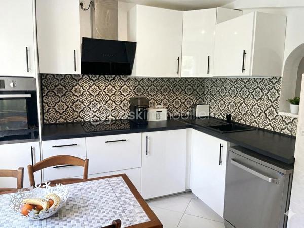 MAISON DE 189 m² AU SOL ET 117 m² HABITABLES – 6 PIÈCES 

Achat maison Ormesson-sur-Marne – Beaux volumes de 189 m² utiles – Quartier pavillonnaire calme – Proche Pince-Vent et Écoles.

Vous recherchez une maison familiale lumineuse, offrant de superbes volumes et sans travaux majeurs dans un secteur recherché du Val-de-Marne ?

Découvrez cette charmante maison individuelle offrant 117 m² habitables pour 189 m² de surface au sol totale, édifiée sur une parcelle de 346 m². 

Elle propose le cadre de vie idéal pour votre famille, alliant confort, grands espaces de stockage et proximité immédiate des commodités avec les écoles et les commerces accessibles à pied. 

Cette maison se distingue par son emplacement numéro un à seulement cinq minutes à pied du Centre Commercial Pince-Vent et des arrêts de bus. 

Ses volumes généreux de 189 m² au sol offrent un maximum de confort au quotidien, complétés par une superbe entrée cathédrale qui apporte un cachet unique dès l'arrivée. 

De plus, elle dispose d'une excellente performance énergétique avec un DPE classé D et des fenêtres neuves sous garantie. 

Au rez-de-chaussée, dès l'entrée, vous serez séduits par la magnifique entrée cathédrale. 
Elle dessert un double séjour traversant avec espace salle à manger, sublimé par une cheminée idéale pour vos moments en famille. 
Ce niveau propose également une cuisine aménagée et équipée, une salle d’eau avec WC, ainsi qu’un espace bureau parfaitement adapté pour le télétravail ou une salle de jeux pour les enfants. 

À l'étage dédié à l'espace nuit, un palier dessert trois chambres confortables, une salle de bains et un WC indépendant. 
Le vrai plus réside dans une grande mezzanine avec dressing. 
Cet espace particulièrement accueillant est entièrement modulable selon vos envies pour y installer un coin lecture, une salle de télévision ou un dressing XXL, augmentant ainsi considérablement la surface utile de la maison. 

Côté extérieurs et dépendances, le terrain de 346 m² abrite un jardin arboré sans vis-à-vis direct, parfait pour les beaux jours avec son espace grillades. 
Les vrais atouts qui déclencheront le coup de cœur incluent une dépendance extérieure. 
Cette pièce indépendante et isolée est idéale pour une activité professionnelle, une profession libérale, un atelier d'artiste, un studio d'adolescent ou un bureau indépendant en retrait de l'habitation principale. 

Un garage fermé, une buanderie fonctionnelle et un abri de jardin complètent les prestations de stationnement et de stockage. 

Concernant la technique et l'environnement, les rénovations sont récentes puisque les fenêtres ont été entièrement changées en 2022 avec une garantie de 40 ans, et la toiture des dépendances a été refaite en 2023, ce qui signifie qu'aucun gros budget n'est à prévoir. 

La vie quotidienne se déroule dans un quartier résidentiel très recherché pour son calme et sa sécurité, avec les écoles et les crèches à proximité pour une vie de famille sereine. 

Contactez-moi dès aujourd'hui pour organiser une visite et découvrir tout le potentiel de ce bien !