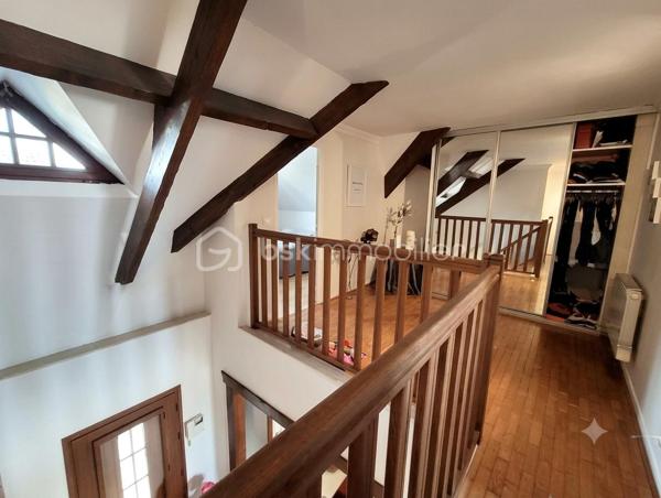 MAISON DE 189 m² AU SOL ET 117 m² HABITABLES – 6 PIÈCES 

Achat maison Ormesson-sur-Marne – Beaux volumes de 189 m² utiles – Quartier pavillonnaire calme – Proche Pince-Vent et Écoles.

Vous recherchez une maison familiale lumineuse, offrant de superbes volumes et sans travaux majeurs dans un secteur recherché du Val-de-Marne ?

Découvrez cette charmante maison individuelle offrant 117 m² habitables pour 189 m² de surface au sol totale, édifiée sur une parcelle de 346 m². 

Elle propose le cadre de vie idéal pour votre famille, alliant confort, grands espaces de stockage et proximité immédiate des commodités avec les écoles et les commerces accessibles à pied. 

Cette maison se distingue par son emplacement numéro un à seulement cinq minutes à pied du Centre Commercial Pince-Vent et des arrêts de bus. 

Ses volumes généreux de 189 m² au sol offrent un maximum de confort au quotidien, complétés par une superbe entrée cathédrale qui apporte un cachet unique dès l'arrivée. 

De plus, elle dispose d'une excellente performance énergétique avec un DPE classé D et des fenêtres neuves sous garantie. 

Au rez-de-chaussée, dès l'entrée, vous serez séduits par la magnifique entrée cathédrale. 
Elle dessert un double séjour traversant avec espace salle à manger, sublimé par une cheminée idéale pour vos moments en famille. 
Ce niveau propose également une cuisine aménagée et équipée, une salle d’eau avec WC, ainsi qu’un espace bureau parfaitement adapté pour le télétravail ou une salle de jeux pour les enfants. 

À l'étage dédié à l'espace nuit, un palier dessert trois chambres confortables, une salle de bains et un WC indépendant. 
Le vrai plus réside dans une grande mezzanine avec dressing. 
Cet espace particulièrement accueillant est entièrement modulable selon vos envies pour y installer un coin lecture, une salle de télévision ou un dressing XXL, augmentant ainsi considérablement la surface utile de la maison. 

Côté extérieurs et dépendances, le terrain de 346 m² abrite un jardin arboré sans vis-à-vis direct, parfait pour les beaux jours avec son espace grillades. 
Les vrais atouts qui déclencheront le coup de cœur incluent une dépendance extérieure. 
Cette pièce indépendante et isolée est idéale pour une activité professionnelle, une profession libérale, un atelier d'artiste, un studio d'adolescent ou un bureau indépendant en retrait de l'habitation principale. 

Un garage fermé, une buanderie fonctionnelle et un abri de jardin complètent les prestations de stationnement et de stockage. 

Concernant la technique et l'environnement, les rénovations sont récentes puisque les fenêtres ont été entièrement changées en 2022 avec une garantie de 40 ans, et la toiture des dépendances a été refaite en 2023, ce qui signifie qu'aucun gros budget n'est à prévoir. 

La vie quotidienne se déroule dans un quartier résidentiel très recherché pour son calme et sa sécurité, avec les écoles et les crèches à proximité pour une vie de famille sereine. 

Contactez-moi dès aujourd'hui pour organiser une visite et découvrir tout le potentiel de ce bien !