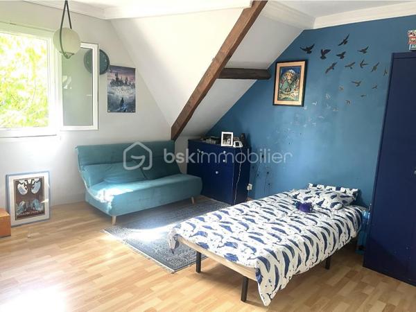 MAISON DE 189 m² AU SOL ET 117 m² HABITABLES – 6 PIÈCES 

Achat maison Ormesson-sur-Marne – Beaux volumes de 189 m² utiles – Quartier pavillonnaire calme – Proche Pince-Vent et Écoles.

Vous recherchez une maison familiale lumineuse, offrant de superbes volumes et sans travaux majeurs dans un secteur recherché du Val-de-Marne ?

Découvrez cette charmante maison individuelle offrant 117 m² habitables pour 189 m² de surface au sol totale, édifiée sur une parcelle de 346 m². 

Elle propose le cadre de vie idéal pour votre famille, alliant confort, grands espaces de stockage et proximité immédiate des commodités avec les écoles et les commerces accessibles à pied. 

Cette maison se distingue par son emplacement numéro un à seulement cinq minutes à pied du Centre Commercial Pince-Vent et des arrêts de bus. 

Ses volumes généreux de 189 m² au sol offrent un maximum de confort au quotidien, complétés par une superbe entrée cathédrale qui apporte un cachet unique dès l'arrivée. 

De plus, elle dispose d'une excellente performance énergétique avec un DPE classé D et des fenêtres neuves sous garantie. 

Au rez-de-chaussée, dès l'entrée, vous serez séduits par la magnifique entrée cathédrale. 
Elle dessert un double séjour traversant avec espace salle à manger, sublimé par une cheminée idéale pour vos moments en famille. 
Ce niveau propose également une cuisine aménagée et équipée, une salle d’eau avec WC, ainsi qu’un espace bureau parfaitement adapté pour le télétravail ou une salle de jeux pour les enfants. 

À l'étage dédié à l'espace nuit, un palier dessert trois chambres confortables, une salle de bains et un WC indépendant. 
Le vrai plus réside dans une grande mezzanine avec dressing. 
Cet espace particulièrement accueillant est entièrement modulable selon vos envies pour y installer un coin lecture, une salle de télévision ou un dressing XXL, augmentant ainsi considérablement la surface utile de la maison. 

Côté extérieurs et dépendances, le terrain de 346 m² abrite un jardin arboré sans vis-à-vis direct, parfait pour les beaux jours avec son espace grillades. 
Les vrais atouts qui déclencheront le coup de cœur incluent une dépendance extérieure. 
Cette pièce indépendante et isolée est idéale pour une activité professionnelle, une profession libérale, un atelier d'artiste, un studio d'adolescent ou un bureau indépendant en retrait de l'habitation principale. 

Un garage fermé, une buanderie fonctionnelle et un abri de jardin complètent les prestations de stationnement et de stockage. 

Concernant la technique et l'environnement, les rénovations sont récentes puisque les fenêtres ont été entièrement changées en 2022 avec une garantie de 40 ans, et la toiture des dépendances a été refaite en 2023, ce qui signifie qu'aucun gros budget n'est à prévoir. 

La vie quotidienne se déroule dans un quartier résidentiel très recherché pour son calme et sa sécurité, avec les écoles et les crèches à proximité pour une vie de famille sereine. 

Contactez-moi dès aujourd'hui pour organiser une visite et découvrir tout le potentiel de ce bien !