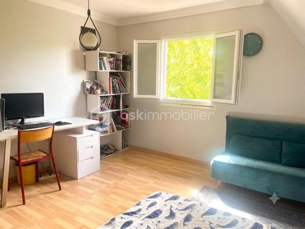 MAISON DE 189 m² AU SOL ET 117 m² HABITABLES – 6 PIÈCES 

Achat maison Ormesson-sur-Marne – Beaux volumes de 189 m² utiles – Quartier pavillonnaire calme – Proche Pince-Vent et Écoles.

Vous recherchez une maison familiale lumineuse, offrant de superbes volumes et sans travaux majeurs dans un secteur recherché du Val-de-Marne ?

Découvrez cette charmante maison individuelle offrant 117 m² habitables pour 189 m² de surface au sol totale, édifiée sur une parcelle de 346 m². 

Elle propose le cadre de vie idéal pour votre famille, alliant confort, grands espaces de stockage et proximité immédiate des commodités avec les écoles et les commerces accessibles à pied. 

Cette maison se distingue par son emplacement numéro un à seulement cinq minutes à pied du Centre Commercial Pince-Vent et des arrêts de bus. 

Ses volumes généreux de 189 m² au sol offrent un maximum de confort au quotidien, complétés par une superbe entrée cathédrale qui apporte un cachet unique dès l'arrivée. 

De plus, elle dispose d'une excellente performance énergétique avec un DPE classé D et des fenêtres neuves sous garantie. 

Au rez-de-chaussée, dès l'entrée, vous serez séduits par la magnifique entrée cathédrale. 
Elle dessert un double séjour traversant avec espace salle à manger, sublimé par une cheminée idéale pour vos moments en famille. 
Ce niveau propose également une cuisine aménagée et équipée, une salle d’eau avec WC, ainsi qu’un espace bureau parfaitement adapté pour le télétravail ou une salle de jeux pour les enfants. 

À l'étage dédié à l'espace nuit, un palier dessert trois chambres confortables, une salle de bains et un WC indépendant. 
Le vrai plus réside dans une grande mezzanine avec dressing. 
Cet espace particulièrement accueillant est entièrement modulable selon vos envies pour y installer un coin lecture, une salle de télévision ou un dressing XXL, augmentant ainsi considérablement la surface utile de la maison. 

Côté extérieurs et dépendances, le terrain de 346 m² abrite un jardin arboré sans vis-à-vis direct, parfait pour les beaux jours avec son espace grillades. 
Les vrais atouts qui déclencheront le coup de cœur incluent une dépendance extérieure. 
Cette pièce indépendante et isolée est idéale pour une activité professionnelle, une profession libérale, un atelier d'artiste, un studio d'adolescent ou un bureau indépendant en retrait de l'habitation principale. 

Un garage fermé, une buanderie fonctionnelle et un abri de jardin complètent les prestations de stationnement et de stockage. 

Concernant la technique et l'environnement, les rénovations sont récentes puisque les fenêtres ont été entièrement changées en 2022 avec une garantie de 40 ans, et la toiture des dépendances a été refaite en 2023, ce qui signifie qu'aucun gros budget n'est à prévoir. 

La vie quotidienne se déroule dans un quartier résidentiel très recherché pour son calme et sa sécurité, avec les écoles et les crèches à proximité pour une vie de famille sereine. 

Contactez-moi dès aujourd'hui pour organiser une visite et découvrir tout le potentiel de ce bien !