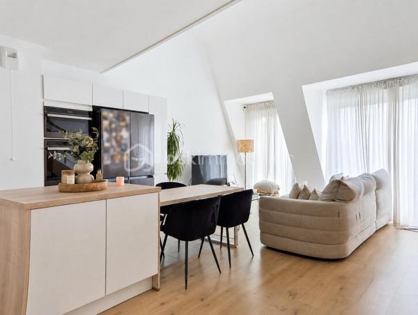 Découvrez ce magnifique appartement en duplex de 92,69 m², situé dans une résidence récente et sécurisée au cœur de Montfermeil, à proximité des commerces, écoles et transports.

Dès l’entrée, vous serez immédiatement séduit par ses volumes généreux, sa luminosité exceptionnelle et son agencement parfaitement pensé pour le confort de toute la famille. Vous n'aurez plus qu'à poser vos valises !

L’espace de vie principal se compose d’un vaste séjour avec cuisine ouverte, offrant une atmosphère chaleureuse et conviviale. Une agréable terrasse prolonge cet espace et permet de profiter pleinement des beaux jours dans un cadre calme et privilégié sans aucun vis à vis.

L’appartement dispose de trois belles chambres réparties sur deux niveaux, garantissant intimité et confort à chacun. Deux salles d’eau avec WC complètent ce bien, apportant une praticité idéale au quotidien.

Les prestations modernes, la qualité de construction et les finitions soignées font de ce duplex un bien rare sur le secteur. Un emplacement de stationnement privatif en sous-sol est également inclus.

Les atouts du bien :

✔️ Duplex de 92,69 m²
✔️ 4 pièces – 3 chambres
✔️ Grande pièce de vie lumineuse
✔️ Terrasse privative
✔️ 2 salles d’eau avec WC
✔️ Parking privatif en sous-sol
✔️ Résidence récente avec ascenseur
✔️ Local vélos et poussettes
✔️ Environnement résidentiel recherché
✔️ Proche des écoles, commerces et transports

Ce bien réunit tous les critères recherchés aujourd’hui : espace, luminosité, confort moderne et emplacement de qualité.

Une opportunité rare à ne pas manquer.

Contactez-moi dès maintenant pour organiser une visite et découvrir tout le potentiel de ce superbe duplex.