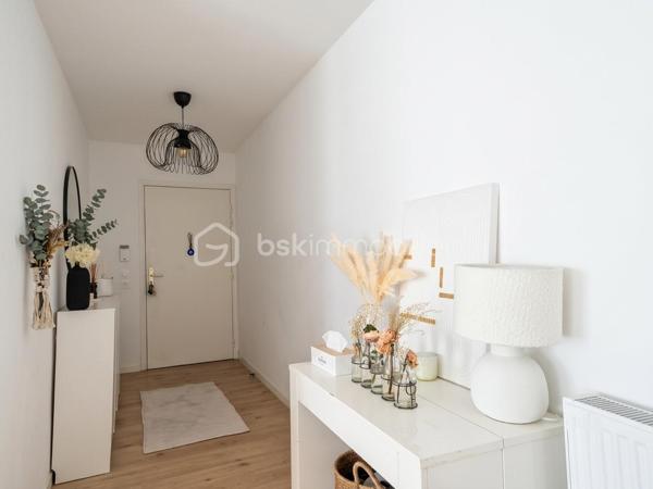Découvrez ce magnifique appartement en duplex de 92,69 m², situé dans une résidence récente et sécurisée au cœur de Montfermeil, à proximité des commerces, écoles et transports.

Dès l’entrée, vous serez immédiatement séduit par ses volumes généreux, sa luminosité exceptionnelle et son agencement parfaitement pensé pour le confort de toute la famille. Vous n'aurez plus qu'à poser vos valises !

L’espace de vie principal se compose d’un vaste séjour avec cuisine ouverte, offrant une atmosphère chaleureuse et conviviale. Une agréable terrasse prolonge cet espace et permet de profiter pleinement des beaux jours dans un cadre calme et privilégié sans aucun vis à vis.

L’appartement dispose de trois belles chambres réparties sur deux niveaux, garantissant intimité et confort à chacun. Deux salles d’eau avec WC complètent ce bien, apportant une praticité idéale au quotidien.

Les prestations modernes, la qualité de construction et les finitions soignées font de ce duplex un bien rare sur le secteur. Un emplacement de stationnement privatif en sous-sol est également inclus.

Les atouts du bien :

✔️ Duplex de 92,69 m²
✔️ 4 pièces – 3 chambres
✔️ Grande pièce de vie lumineuse
✔️ Terrasse privative
✔️ 2 salles d’eau avec WC
✔️ Parking privatif en sous-sol
✔️ Résidence récente avec ascenseur
✔️ Local vélos et poussettes
✔️ Environnement résidentiel recherché
✔️ Proche des écoles, commerces et transports

Ce bien réunit tous les critères recherchés aujourd’hui : espace, luminosité, confort moderne et emplacement de qualité.

Une opportunité rare à ne pas manquer.

Contactez-moi dès maintenant pour organiser une visite et découvrir tout le potentiel de ce superbe duplex.