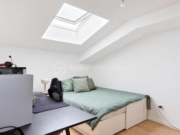 Découvrez ce magnifique appartement en duplex de 92,69 m², situé dans une résidence récente et sécurisée au cœur de Montfermeil, à proximité des commerces, écoles et transports.

Dès l’entrée, vous serez immédiatement séduit par ses volumes généreux, sa luminosité exceptionnelle et son agencement parfaitement pensé pour le confort de toute la famille. Vous n'aurez plus qu'à poser vos valises !

L’espace de vie principal se compose d’un vaste séjour avec cuisine ouverte, offrant une atmosphère chaleureuse et conviviale. Une agréable terrasse prolonge cet espace et permet de profiter pleinement des beaux jours dans un cadre calme et privilégié sans aucun vis à vis.

L’appartement dispose de trois belles chambres réparties sur deux niveaux, garantissant intimité et confort à chacun. Deux salles d’eau avec WC complètent ce bien, apportant une praticité idéale au quotidien.

Les prestations modernes, la qualité de construction et les finitions soignées font de ce duplex un bien rare sur le secteur. Un emplacement de stationnement privatif en sous-sol est également inclus.

Les atouts du bien :

✔️ Duplex de 92,69 m²
✔️ 4 pièces – 3 chambres
✔️ Grande pièce de vie lumineuse
✔️ Terrasse privative
✔️ 2 salles d’eau avec WC
✔️ Parking privatif en sous-sol
✔️ Résidence récente avec ascenseur
✔️ Local vélos et poussettes
✔️ Environnement résidentiel recherché
✔️ Proche des écoles, commerces et transports

Ce bien réunit tous les critères recherchés aujourd’hui : espace, luminosité, confort moderne et emplacement de qualité.

Une opportunité rare à ne pas manquer.

Contactez-moi dès maintenant pour organiser une visite et découvrir tout le potentiel de ce superbe duplex.