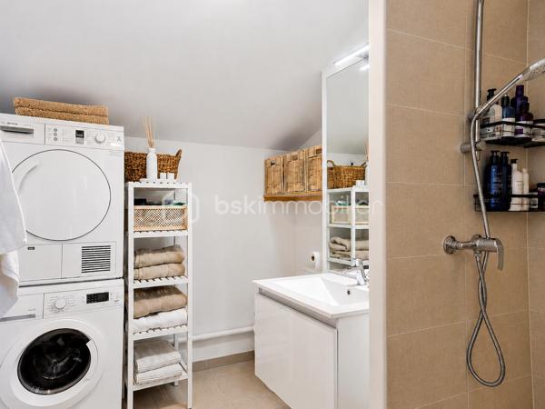 Découvrez ce magnifique appartement en duplex de 92,69 m², situé dans une résidence récente et sécurisée au cœur de Montfermeil, à proximité des commerces, écoles et transports.

Dès l’entrée, vous serez immédiatement séduit par ses volumes généreux, sa luminosité exceptionnelle et son agencement parfaitement pensé pour le confort de toute la famille. Vous n'aurez plus qu'à poser vos valises !

L’espace de vie principal se compose d’un vaste séjour avec cuisine ouverte, offrant une atmosphère chaleureuse et conviviale. Une agréable terrasse prolonge cet espace et permet de profiter pleinement des beaux jours dans un cadre calme et privilégié sans aucun vis à vis.

L’appartement dispose de trois belles chambres réparties sur deux niveaux, garantissant intimité et confort à chacun. Deux salles d’eau avec WC complètent ce bien, apportant une praticité idéale au quotidien.

Les prestations modernes, la qualité de construction et les finitions soignées font de ce duplex un bien rare sur le secteur. Un emplacement de stationnement privatif en sous-sol est également inclus.

Les atouts du bien :

✔️ Duplex de 92,69 m²
✔️ 4 pièces – 3 chambres
✔️ Grande pièce de vie lumineuse
✔️ Terrasse privative
✔️ 2 salles d’eau avec WC
✔️ Parking privatif en sous-sol
✔️ Résidence récente avec ascenseur
✔️ Local vélos et poussettes
✔️ Environnement résidentiel recherché
✔️ Proche des écoles, commerces et transports

Ce bien réunit tous les critères recherchés aujourd’hui : espace, luminosité, confort moderne et emplacement de qualité.

Une opportunité rare à ne pas manquer.

Contactez-moi dès maintenant pour organiser une visite et découvrir tout le potentiel de ce superbe duplex.