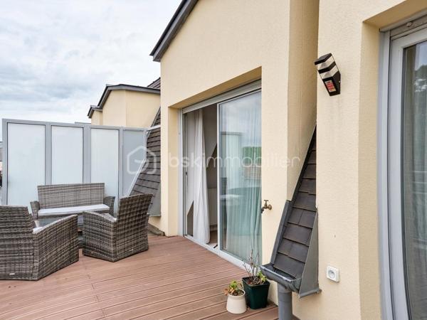 Découvrez ce magnifique appartement en duplex de 92,69 m², situé dans une résidence récente et sécurisée au cœur de Montfermeil, à proximité des commerces, écoles et transports.

Dès l’entrée, vous serez immédiatement séduit par ses volumes généreux, sa luminosité exceptionnelle et son agencement parfaitement pensé pour le confort de toute la famille. Vous n'aurez plus qu'à poser vos valises !

L’espace de vie principal se compose d’un vaste séjour avec cuisine ouverte, offrant une atmosphère chaleureuse et conviviale. Une agréable terrasse prolonge cet espace et permet de profiter pleinement des beaux jours dans un cadre calme et privilégié sans aucun vis à vis.

L’appartement dispose de trois belles chambres réparties sur deux niveaux, garantissant intimité et confort à chacun. Deux salles d’eau avec WC complètent ce bien, apportant une praticité idéale au quotidien.

Les prestations modernes, la qualité de construction et les finitions soignées font de ce duplex un bien rare sur le secteur. Un emplacement de stationnement privatif en sous-sol est également inclus.

Les atouts du bien :

✔️ Duplex de 92,69 m²
✔️ 4 pièces – 3 chambres
✔️ Grande pièce de vie lumineuse
✔️ Terrasse privative
✔️ 2 salles d’eau avec WC
✔️ Parking privatif en sous-sol
✔️ Résidence récente avec ascenseur
✔️ Local vélos et poussettes
✔️ Environnement résidentiel recherché
✔️ Proche des écoles, commerces et transports

Ce bien réunit tous les critères recherchés aujourd’hui : espace, luminosité, confort moderne et emplacement de qualité.

Une opportunité rare à ne pas manquer.

Contactez-moi dès maintenant pour organiser une visite et découvrir tout le potentiel de ce superbe duplex.