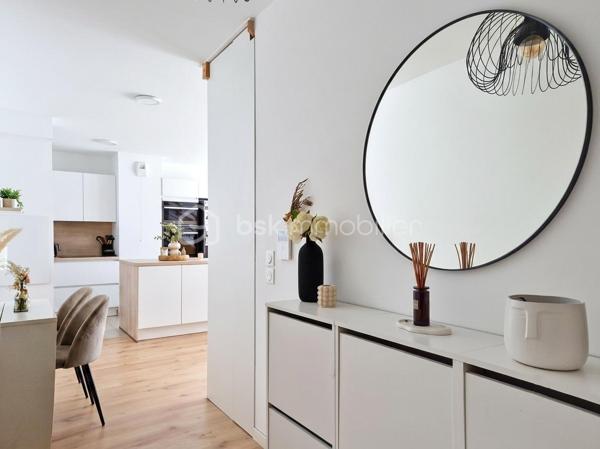 Découvrez ce magnifique appartement en duplex de 92,69 m², situé dans une résidence récente et sécurisée au cœur de Montfermeil, à proximité des commerces, écoles et transports.

Dès l’entrée, vous serez immédiatement séduit par ses volumes généreux, sa luminosité exceptionnelle et son agencement parfaitement pensé pour le confort de toute la famille. Vous n'aurez plus qu'à poser vos valises !

L’espace de vie principal se compose d’un vaste séjour avec cuisine ouverte, offrant une atmosphère chaleureuse et conviviale. Une agréable terrasse prolonge cet espace et permet de profiter pleinement des beaux jours dans un cadre calme et privilégié sans aucun vis à vis.

L’appartement dispose de trois belles chambres réparties sur deux niveaux, garantissant intimité et confort à chacun. Deux salles d’eau avec WC complètent ce bien, apportant une praticité idéale au quotidien.

Les prestations modernes, la qualité de construction et les finitions soignées font de ce duplex un bien rare sur le secteur. Un emplacement de stationnement privatif en sous-sol est également inclus.

Les atouts du bien :

✔️ Duplex de 92,69 m²
✔️ 4 pièces – 3 chambres
✔️ Grande pièce de vie lumineuse
✔️ Terrasse privative
✔️ 2 salles d’eau avec WC
✔️ Parking privatif en sous-sol
✔️ Résidence récente avec ascenseur
✔️ Local vélos et poussettes
✔️ Environnement résidentiel recherché
✔️ Proche des écoles, commerces et transports

Ce bien réunit tous les critères recherchés aujourd’hui : espace, luminosité, confort moderne et emplacement de qualité.

Une opportunité rare à ne pas manquer.

Contactez-moi dès maintenant pour organiser une visite et découvrir tout le potentiel de ce superbe duplex.
