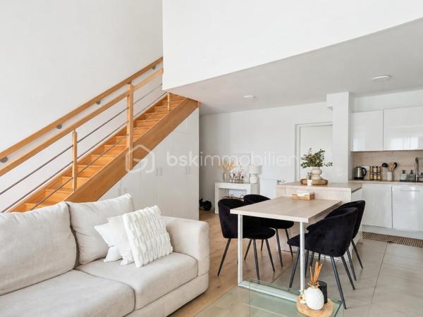 Découvrez ce magnifique appartement en duplex de 92,69 m², situé dans une résidence récente et sécurisée au cœur de Montfermeil, à proximité des commerces, écoles et transports.

Dès l’entrée, vous serez immédiatement séduit par ses volumes généreux, sa luminosité exceptionnelle et son agencement parfaitement pensé pour le confort de toute la famille. Vous n'aurez plus qu'à poser vos valises !

L’espace de vie principal se compose d’un vaste séjour avec cuisine ouverte, offrant une atmosphère chaleureuse et conviviale. Une agréable terrasse prolonge cet espace et permet de profiter pleinement des beaux jours dans un cadre calme et privilégié sans aucun vis à vis.

L’appartement dispose de trois belles chambres réparties sur deux niveaux, garantissant intimité et confort à chacun. Deux salles d’eau avec WC complètent ce bien, apportant une praticité idéale au quotidien.

Les prestations modernes, la qualité de construction et les finitions soignées font de ce duplex un bien rare sur le secteur. Un emplacement de stationnement privatif en sous-sol est également inclus.

Les atouts du bien :

✔️ Duplex de 92,69 m²
✔️ 4 pièces – 3 chambres
✔️ Grande pièce de vie lumineuse
✔️ Terrasse privative
✔️ 2 salles d’eau avec WC
✔️ Parking privatif en sous-sol
✔️ Résidence récente avec ascenseur
✔️ Local vélos et poussettes
✔️ Environnement résidentiel recherché
✔️ Proche des écoles, commerces et transports

Ce bien réunit tous les critères recherchés aujourd’hui : espace, luminosité, confort moderne et emplacement de qualité.

Une opportunité rare à ne pas manquer.

Contactez-moi dès maintenant pour organiser une visite et découvrir tout le potentiel de ce superbe duplex.