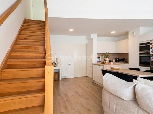 Découvrez ce magnifique appartement en duplex de 92,69 m², situé dans une résidence récente et sécurisée au cœur de Montfermeil, à proximité des commerces, écoles et transports.

Dès l’entrée, vous serez immédiatement séduit par ses volumes généreux, sa luminosité exceptionnelle et son agencement parfaitement pensé pour le confort de toute la famille. Vous n'aurez plus qu'à poser vos valises !

L’espace de vie principal se compose d’un vaste séjour avec cuisine ouverte, offrant une atmosphère chaleureuse et conviviale. Une agréable terrasse prolonge cet espace et permet de profiter pleinement des beaux jours dans un cadre calme et privilégié sans aucun vis à vis.

L’appartement dispose de trois belles chambres réparties sur deux niveaux, garantissant intimité et confort à chacun. Deux salles d’eau avec WC complètent ce bien, apportant une praticité idéale au quotidien.

Les prestations modernes, la qualité de construction et les finitions soignées font de ce duplex un bien rare sur le secteur. Un emplacement de stationnement privatif en sous-sol est également inclus.

Les atouts du bien :

✔️ Duplex de 92,69 m²
✔️ 4 pièces – 3 chambres
✔️ Grande pièce de vie lumineuse
✔️ Terrasse privative
✔️ 2 salles d’eau avec WC
✔️ Parking privatif en sous-sol
✔️ Résidence récente avec ascenseur
✔️ Local vélos et poussettes
✔️ Environnement résidentiel recherché
✔️ Proche des écoles, commerces et transports

Ce bien réunit tous les critères recherchés aujourd’hui : espace, luminosité, confort moderne et emplacement de qualité.

Une opportunité rare à ne pas manquer.

Contactez-moi dès maintenant pour organiser une visite et découvrir tout le potentiel de ce superbe duplex.