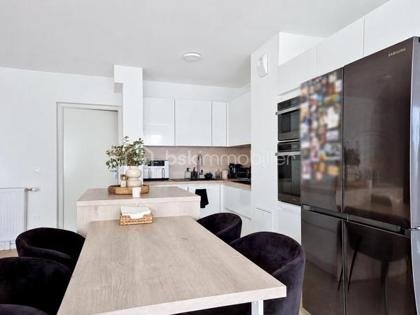 Découvrez ce magnifique appartement en duplex de 92,69 m², situé dans une résidence récente et sécurisée au cœur de Montfermeil, à proximité des commerces, écoles et transports.

Dès l’entrée, vous serez immédiatement séduit par ses volumes généreux, sa luminosité exceptionnelle et son agencement parfaitement pensé pour le confort de toute la famille. Vous n'aurez plus qu'à poser vos valises !

L’espace de vie principal se compose d’un vaste séjour avec cuisine ouverte, offrant une atmosphère chaleureuse et conviviale. Une agréable terrasse prolonge cet espace et permet de profiter pleinement des beaux jours dans un cadre calme et privilégié sans aucun vis à vis.

L’appartement dispose de trois belles chambres réparties sur deux niveaux, garantissant intimité et confort à chacun. Deux salles d’eau avec WC complètent ce bien, apportant une praticité idéale au quotidien.

Les prestations modernes, la qualité de construction et les finitions soignées font de ce duplex un bien rare sur le secteur. Un emplacement de stationnement privatif en sous-sol est également inclus.

Les atouts du bien :

✔️ Duplex de 92,69 m²
✔️ 4 pièces – 3 chambres
✔️ Grande pièce de vie lumineuse
✔️ Terrasse privative
✔️ 2 salles d’eau avec WC
✔️ Parking privatif en sous-sol
✔️ Résidence récente avec ascenseur
✔️ Local vélos et poussettes
✔️ Environnement résidentiel recherché
✔️ Proche des écoles, commerces et transports

Ce bien réunit tous les critères recherchés aujourd’hui : espace, luminosité, confort moderne et emplacement de qualité.

Une opportunité rare à ne pas manquer.

Contactez-moi dès maintenant pour organiser une visite et découvrir tout le potentiel de ce superbe duplex.