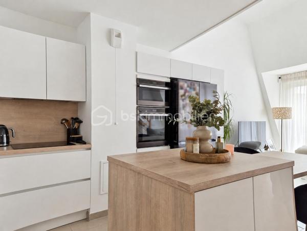 Découvrez ce magnifique appartement en duplex de 92,69 m², situé dans une résidence récente et sécurisée au cœur de Montfermeil, à proximité des commerces, écoles et transports.

Dès l’entrée, vous serez immédiatement séduit par ses volumes généreux, sa luminosité exceptionnelle et son agencement parfaitement pensé pour le confort de toute la famille. Vous n'aurez plus qu'à poser vos valises !

L’espace de vie principal se compose d’un vaste séjour avec cuisine ouverte, offrant une atmosphère chaleureuse et conviviale. Une agréable terrasse prolonge cet espace et permet de profiter pleinement des beaux jours dans un cadre calme et privilégié sans aucun vis à vis.

L’appartement dispose de trois belles chambres réparties sur deux niveaux, garantissant intimité et confort à chacun. Deux salles d’eau avec WC complètent ce bien, apportant une praticité idéale au quotidien.

Les prestations modernes, la qualité de construction et les finitions soignées font de ce duplex un bien rare sur le secteur. Un emplacement de stationnement privatif en sous-sol est également inclus.

Les atouts du bien :

✔️ Duplex de 92,69 m²
✔️ 4 pièces – 3 chambres
✔️ Grande pièce de vie lumineuse
✔️ Terrasse privative
✔️ 2 salles d’eau avec WC
✔️ Parking privatif en sous-sol
✔️ Résidence récente avec ascenseur
✔️ Local vélos et poussettes
✔️ Environnement résidentiel recherché
✔️ Proche des écoles, commerces et transports

Ce bien réunit tous les critères recherchés aujourd’hui : espace, luminosité, confort moderne et emplacement de qualité.

Une opportunité rare à ne pas manquer.

Contactez-moi dès maintenant pour organiser une visite et découvrir tout le potentiel de ce superbe duplex.