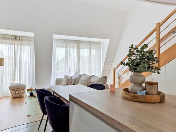 Découvrez ce magnifique appartement en duplex de 92,69 m², situé dans une résidence récente et sécurisée au cœur de Montfermeil, à proximité des commerces, écoles et transports.

Dès l’entrée, vous serez immédiatement séduit par ses volumes généreux, sa luminosité exceptionnelle et son agencement parfaitement pensé pour le confort de toute la famille. Vous n'aurez plus qu'à poser vos valises !

L’espace de vie principal se compose d’un vaste séjour avec cuisine ouverte, offrant une atmosphère chaleureuse et conviviale. Une agréable terrasse prolonge cet espace et permet de profiter pleinement des beaux jours dans un cadre calme et privilégié sans aucun vis à vis.

L’appartement dispose de trois belles chambres réparties sur deux niveaux, garantissant intimité et confort à chacun. Deux salles d’eau avec WC complètent ce bien, apportant une praticité idéale au quotidien.

Les prestations modernes, la qualité de construction et les finitions soignées font de ce duplex un bien rare sur le secteur. Un emplacement de stationnement privatif en sous-sol est également inclus.

Les atouts du bien :

✔️ Duplex de 92,69 m²
✔️ 4 pièces – 3 chambres
✔️ Grande pièce de vie lumineuse
✔️ Terrasse privative
✔️ 2 salles d’eau avec WC
✔️ Parking privatif en sous-sol
✔️ Résidence récente avec ascenseur
✔️ Local vélos et poussettes
✔️ Environnement résidentiel recherché
✔️ Proche des écoles, commerces et transports

Ce bien réunit tous les critères recherchés aujourd’hui : espace, luminosité, confort moderne et emplacement de qualité.

Une opportunité rare à ne pas manquer.

Contactez-moi dès maintenant pour organiser une visite et découvrir tout le potentiel de ce superbe duplex.