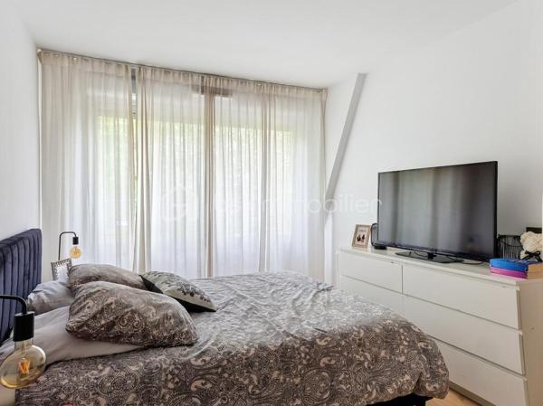Découvrez ce magnifique appartement en duplex de 92,69 m², situé dans une résidence récente et sécurisée au cœur de Montfermeil, à proximité des commerces, écoles et transports.

Dès l’entrée, vous serez immédiatement séduit par ses volumes généreux, sa luminosité exceptionnelle et son agencement parfaitement pensé pour le confort de toute la famille. Vous n'aurez plus qu'à poser vos valises !

L’espace de vie principal se compose d’un vaste séjour avec cuisine ouverte, offrant une atmosphère chaleureuse et conviviale. Une agréable terrasse prolonge cet espace et permet de profiter pleinement des beaux jours dans un cadre calme et privilégié sans aucun vis à vis.

L’appartement dispose de trois belles chambres réparties sur deux niveaux, garantissant intimité et confort à chacun. Deux salles d’eau avec WC complètent ce bien, apportant une praticité idéale au quotidien.

Les prestations modernes, la qualité de construction et les finitions soignées font de ce duplex un bien rare sur le secteur. Un emplacement de stationnement privatif en sous-sol est également inclus.

Les atouts du bien :

✔️ Duplex de 92,69 m²
✔️ 4 pièces – 3 chambres
✔️ Grande pièce de vie lumineuse
✔️ Terrasse privative
✔️ 2 salles d’eau avec WC
✔️ Parking privatif en sous-sol
✔️ Résidence récente avec ascenseur
✔️ Local vélos et poussettes
✔️ Environnement résidentiel recherché
✔️ Proche des écoles, commerces et transports

Ce bien réunit tous les critères recherchés aujourd’hui : espace, luminosité, confort moderne et emplacement de qualité.

Une opportunité rare à ne pas manquer.

Contactez-moi dès maintenant pour organiser une visite et découvrir tout le potentiel de ce superbe duplex.