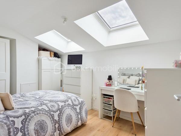 Découvrez ce magnifique appartement en duplex de 92,69 m², situé dans une résidence récente et sécurisée au cœur de Montfermeil, à proximité des commerces, écoles et transports.

Dès l’entrée, vous serez immédiatement séduit par ses volumes généreux, sa luminosité exceptionnelle et son agencement parfaitement pensé pour le confort de toute la famille. Vous n'aurez plus qu'à poser vos valises !

L’espace de vie principal se compose d’un vaste séjour avec cuisine ouverte, offrant une atmosphère chaleureuse et conviviale. Une agréable terrasse prolonge cet espace et permet de profiter pleinement des beaux jours dans un cadre calme et privilégié sans aucun vis à vis.

L’appartement dispose de trois belles chambres réparties sur deux niveaux, garantissant intimité et confort à chacun. Deux salles d’eau avec WC complètent ce bien, apportant une praticité idéale au quotidien.

Les prestations modernes, la qualité de construction et les finitions soignées font de ce duplex un bien rare sur le secteur. Un emplacement de stationnement privatif en sous-sol est également inclus.

Les atouts du bien :

✔️ Duplex de 92,69 m²
✔️ 4 pièces – 3 chambres
✔️ Grande pièce de vie lumineuse
✔️ Terrasse privative
✔️ 2 salles d’eau avec WC
✔️ Parking privatif en sous-sol
✔️ Résidence récente avec ascenseur
✔️ Local vélos et poussettes
✔️ Environnement résidentiel recherché
✔️ Proche des écoles, commerces et transports

Ce bien réunit tous les critères recherchés aujourd’hui : espace, luminosité, confort moderne et emplacement de qualité.

Une opportunité rare à ne pas manquer.

Contactez-moi dès maintenant pour organiser une visite et découvrir tout le potentiel de ce superbe duplex.