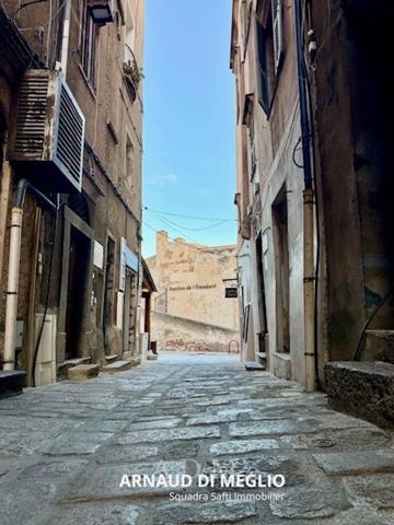 Duplex à rénover sous les toits