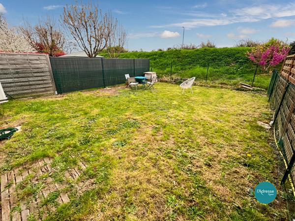 Maison mitoyenne avec 2 chambres jardin et garage