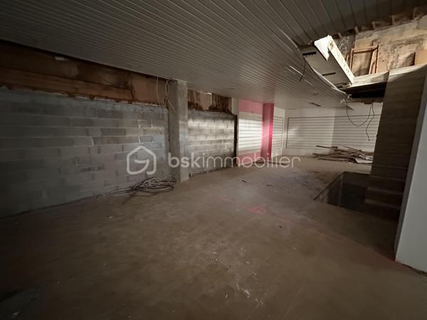 Situé à proximité des commodités, immeuble de 200 m² sur 2 niveaux à rénover. Possibilité de faire 4 appartements avec garage. Permis de construire en cours. 
Idéal investisseurs ou marchands de biens.