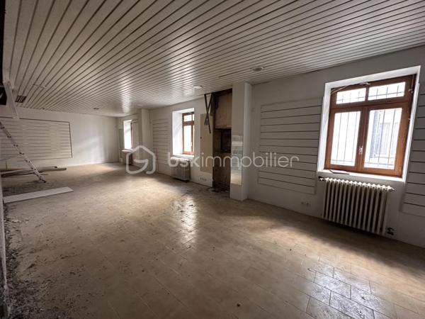 Situé à proximité des commodités, immeuble de 200 m² sur 2 niveaux à rénover. Possibilité de faire 4 appartements avec garage. Permis de construire en cours. 
Idéal investisseurs ou marchands de biens.