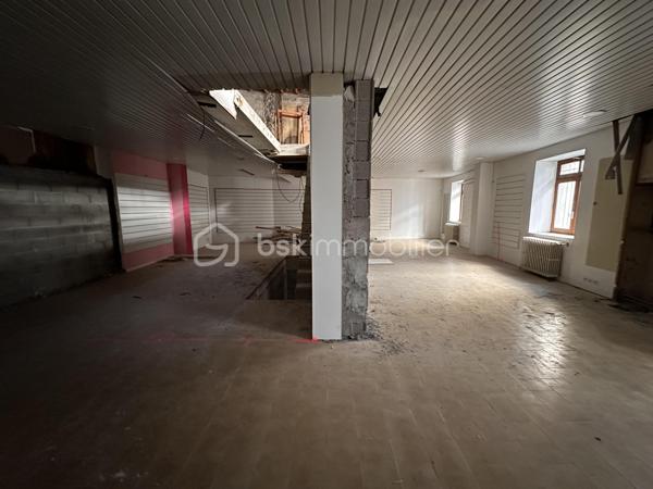 Situé à proximité des commodités, immeuble de 200 m² sur 2 niveaux à rénover. Possibilité de faire 4 appartements avec garage. Permis de construire en cours. 
Idéal investisseurs ou marchands de biens.