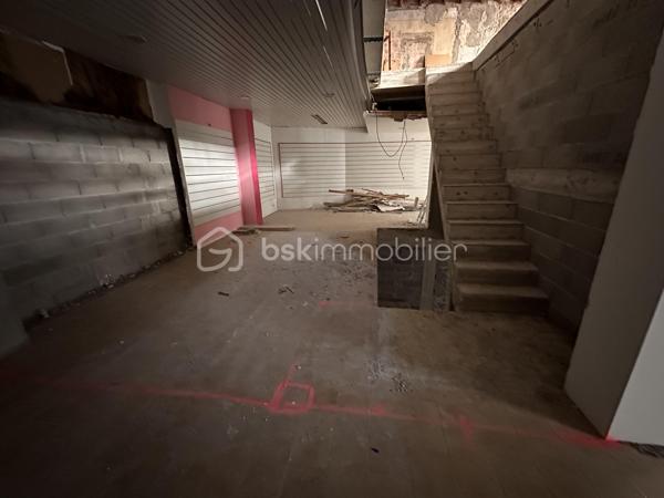Situé à proximité des commodités, immeuble de 200 m² sur 2 niveaux à rénover. Possibilité de faire 4 appartements avec garage. Permis de construire en cours. 
Idéal investisseurs ou marchands de biens.