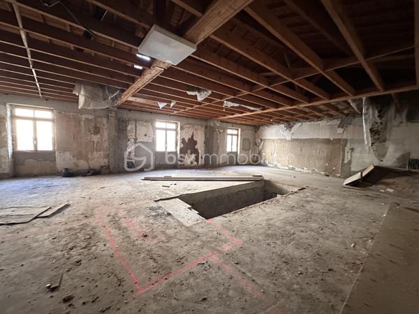 Situé à proximité des commodités, immeuble de 200 m² sur 2 niveaux à rénover. Possibilité de faire 4 appartements avec garage. Permis de construire en cours. 
Idéal investisseurs ou marchands de biens.