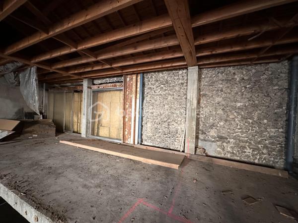 Situé à proximité des commodités, immeuble de 200 m² sur 2 niveaux à rénover. Possibilité de faire 4 appartements avec garage. Permis de construire en cours. 
Idéal investisseurs ou marchands de biens.