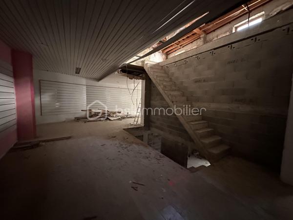 Situé à proximité des commodités, immeuble de 200 m² sur 2 niveaux à rénover. Possibilité de faire 4 appartements avec garage. Permis de construire en cours. 
Idéal investisseurs ou marchands de biens.