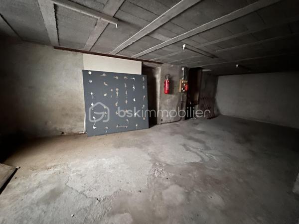 Situé à proximité des commodités, immeuble de 200 m² sur 2 niveaux à rénover. Possibilité de faire 4 appartements avec garage. Permis de construire en cours. 
Idéal investisseurs ou marchands de biens.