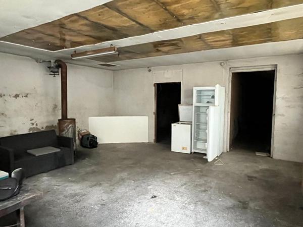 Immeuble Moulins 3 appartements + local 100 m2 + 2 garages + terrain