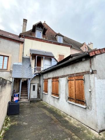 Immeuble Moulins 3 appartements + local 100 m2 + 2 garages + terrain