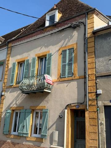 Immeuble Moulins 3 appartements + local 100 m2 + 2 garages + terrain