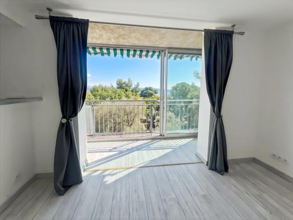 Appartement à vendre 4 pièces LA CIOTAT (13) - 74m2 terrasse vue mer - cave - au calme - à pieds centre ville.