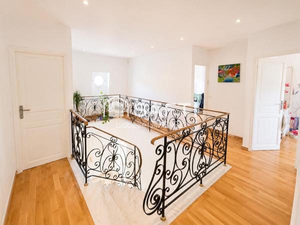 Maison de caractère offrant espace, confort et fonctionnalité recherchés par les familles d'aujourd'hui.