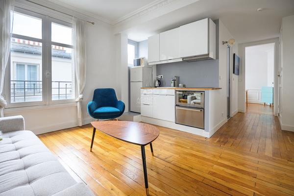 PARIS 18EME - MONTMARTRE - DERNIER ETAGE - ASCENSEUR €387 000 ** - Référence 6596-VC-EX