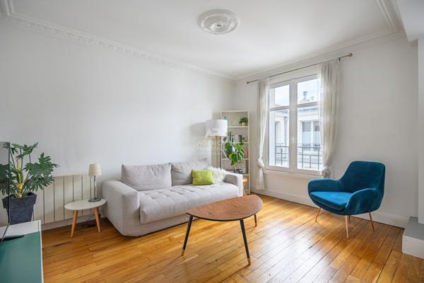 PARIS 18EME - MONTMARTRE - DERNIER ETAGE - ASCENSEUR €387 000 ** - Référence 6596-VC-EX
