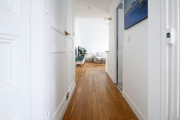 PARIS 18EME - MONTMARTRE - DERNIER ETAGE - ASCENSEUR €387 000 ** - Référence 6596-VC-EX